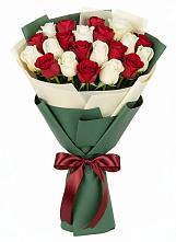 Букет Микс из красных и белых роз в Зеленоборске