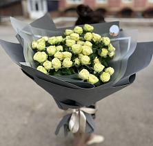 Букет Белые кустовые розы Солинеро в Зеленоборске