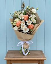 Букет цветов из:  Альстромерии, Лизиантусы, Розы и Хризантемы в Зеленоборске