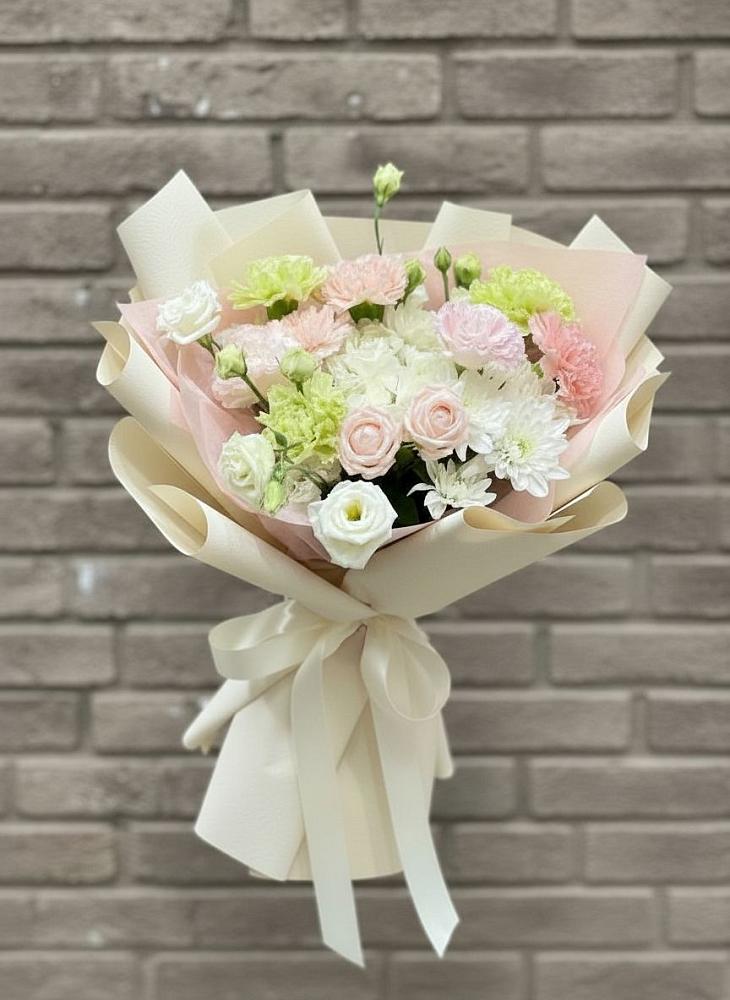 Букет цветов из: Гвоздики, Розы, Лизиантусы и Хризантемы в Зеленоборске