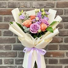 Букет цветов из:  Лизиантусы и Розы в Зеленоборске