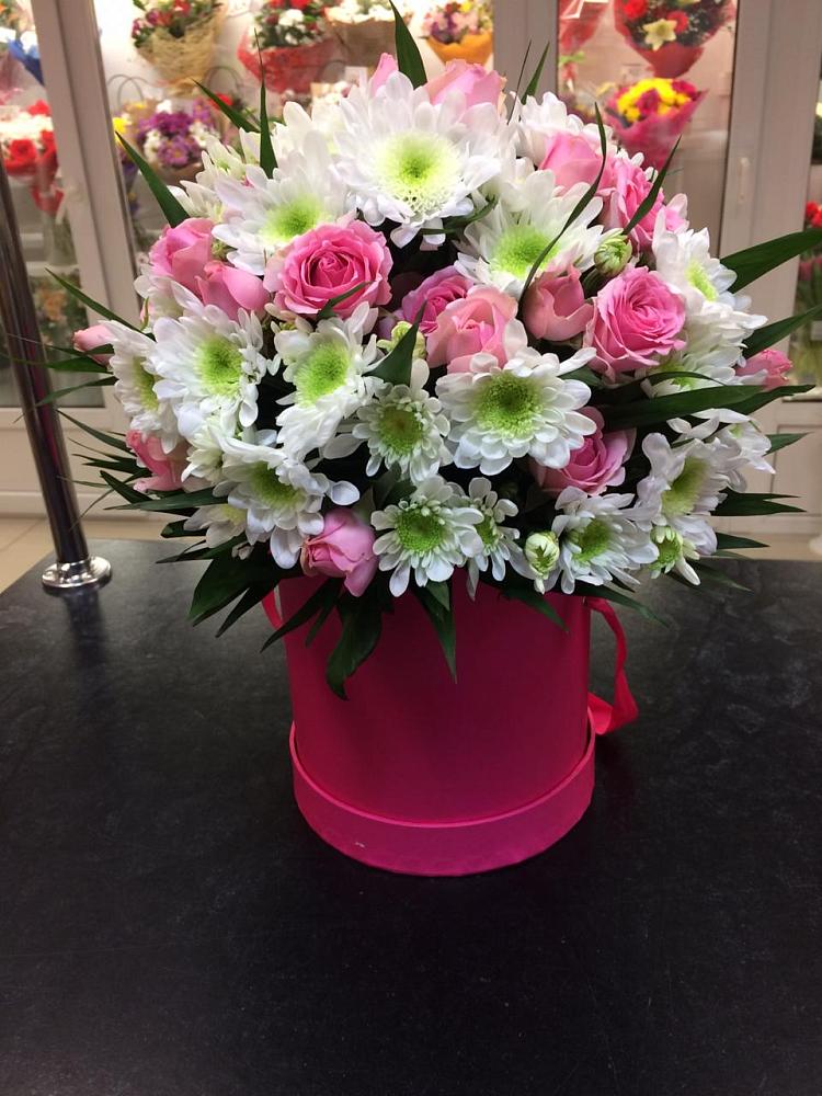 Цветочная композиция из Розы и Хризантемы в шляпной коробке в Зеленоборске