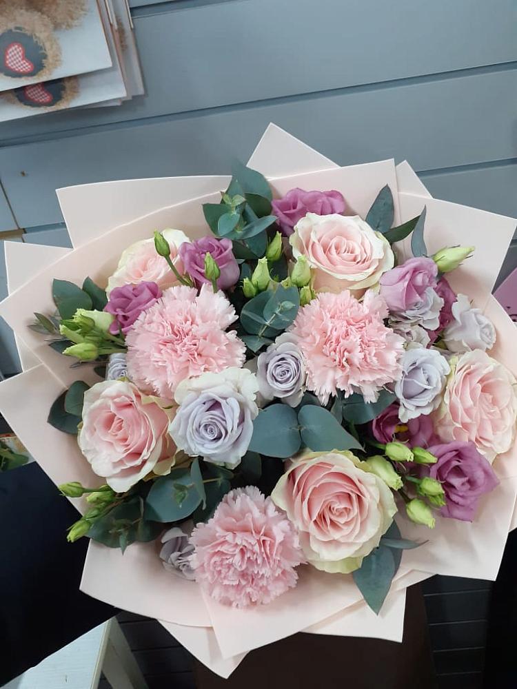 Букет цветов из: Розы, Гвоздики и Лизиантусы в Зеленоборске