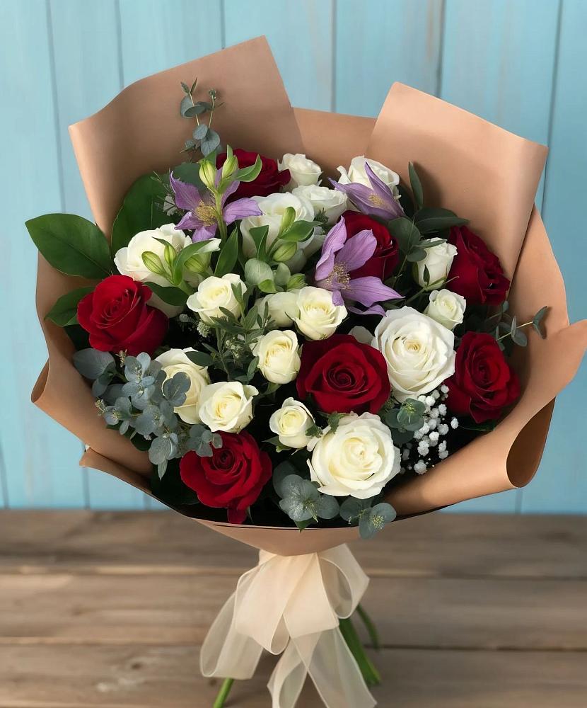 Букет цветов из: Розы и Альстромерии в Зеленоборске