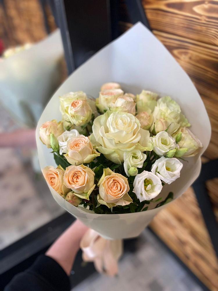 Букет цветов из: Розы и Лизиантусы в Зеленоборске